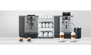 Kaffestasjon med to profesjonelle kaffemaskiner fra Jura