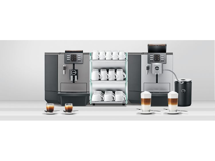 Kaffestasjon med to profesjonelle kaffemaskiner fra Jura