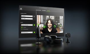 Kvinne foran et webkamera med hjemmestudioutstyr