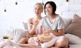 To kvinner spiser popkorn