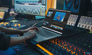 Mann som bruker en Lenovo Yoga Slim 7 Pro X i et musikkstudio