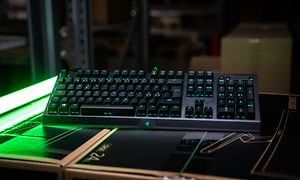 Et gamingtastatur fra Razer og grønt lys på siden