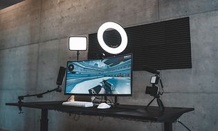 Streamingoppsett for gaming på et skrivebord med monitor, ringlys og webkamera