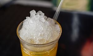 Glass med lemonade og knust is på toppen