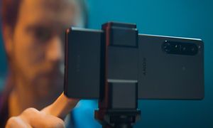 Sony Xperia 1 IV på et stativ mens en person filmer