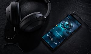 produktbilde av en Sony Xperia 1 IV og hodetelefoner