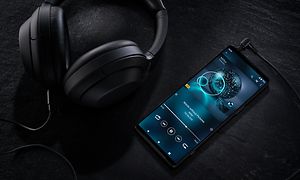 produktbilde av en Sony Xperia 1 IV og hodetelefoner