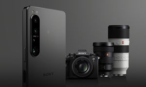 Sony Xperia 1 IV og Sony Alpha kamera og objektiver i bakgrunnen