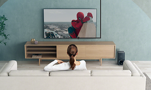 Kvinne ser på Spiderman fra sofaen