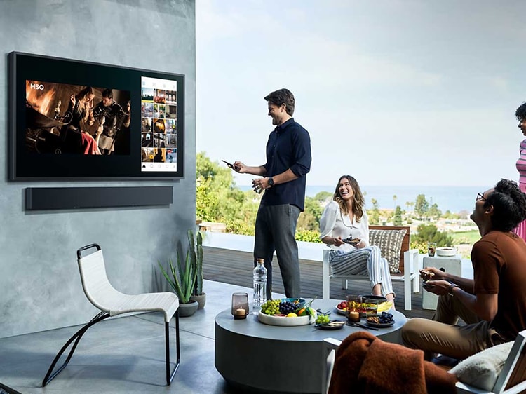 Folk ser på The Terrace TV utendørs