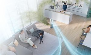 Illustrasjon av en Dyson luftrenser som suger inn bakterier fra og forvandler dem til ren luft i en stue med en familie