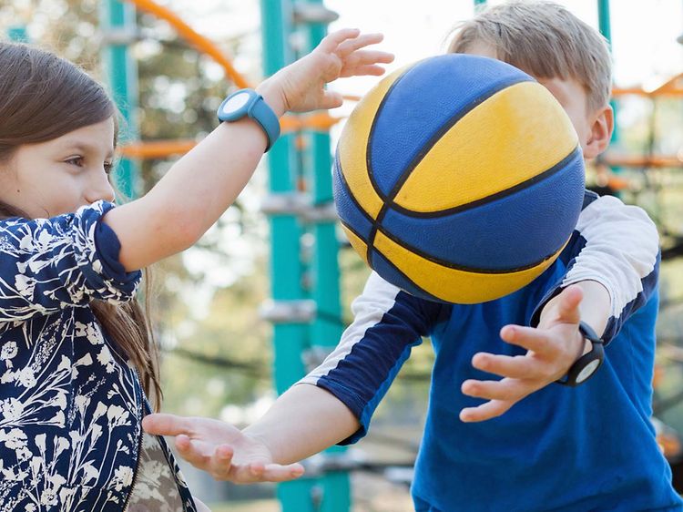 Telecom - Smartklokke- Barn som spiller basketball med smartklokker på håndleddet
