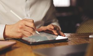 Nettbrett brukt med en stylus penn for grafisk arbeid