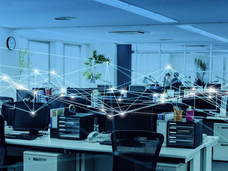 Et kontor i blått lys og flere lyse streker som møter hverandre for å illustrere wifi-tilkomblingen