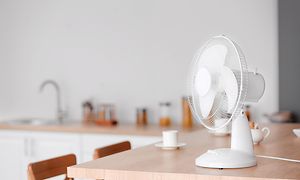 En hvit bordvifte som står på et kjøkkenbord
