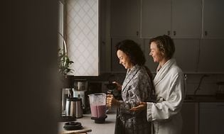 kvinner på et kjøkken med en blender