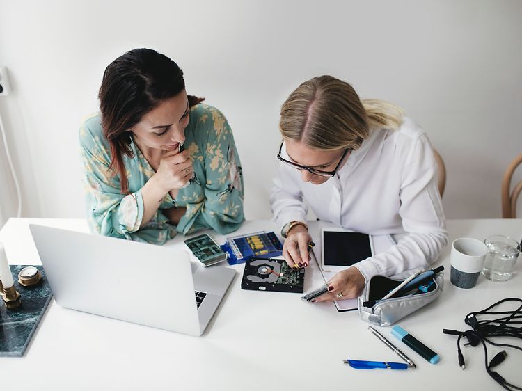 to kvinner reparerer elektronikk