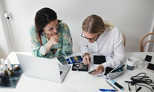to kvinner reparerer elektronikk