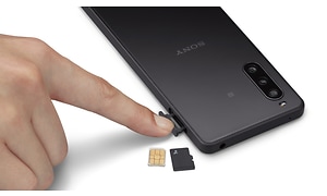 En hånd som viser åpningen til e-sim-kort-holderen på en Xperia 10