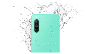 En tyrkis Xperia 10 og vannsprut