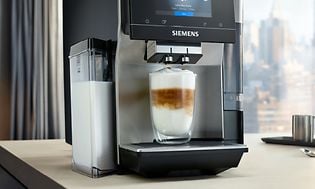 Siemens EQ700 og en kopp kaffe latte
