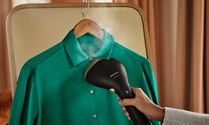 Grønn skjorte steames med Philips Steamer 7000