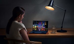 ZenBook 14 OLED - Kvinne ser på laptop