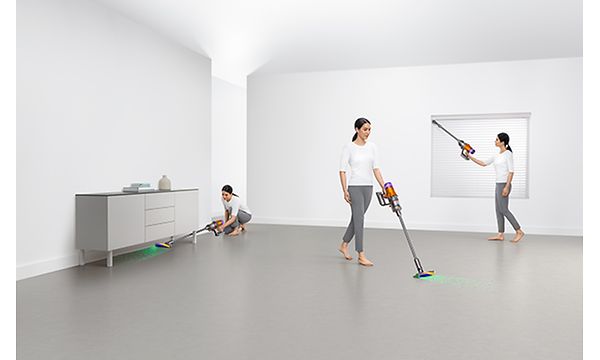 Den samme kvinnen med tre ganger i samme rom, vasker med en Dyson V12 Slim