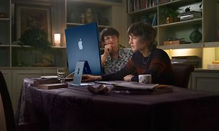 to tenåringer jobber på en iMac med M1 chip