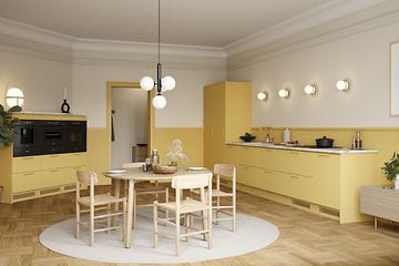 Epoq Trend Mellow gult kjøkken med integrerte hvitevarer og rundt spisebord i midten