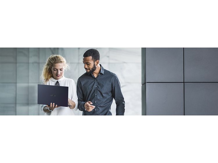 kvinne og mann ser sammen på en ASUS Expertbook