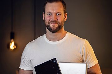 Eivind med brukt elektronikk bredde mobil