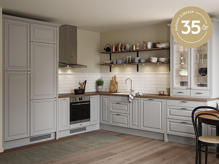 Åpent Epoq Heritage Light Grey kjøkken med garantilogo på norsk