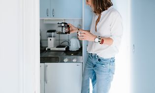 SDA-Coffe machines- Moccamaster-Woman holding a Moccamaster carafe