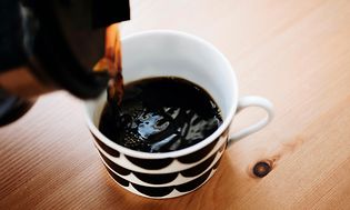 Svart kaffe helles fra kaffekolbe til kaffekopp