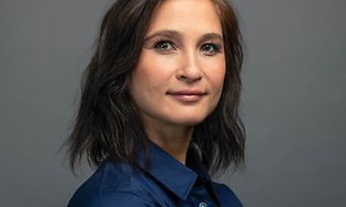 Bærekraft - Kvinne i Elkjøp-uniform med Responsible tekst.