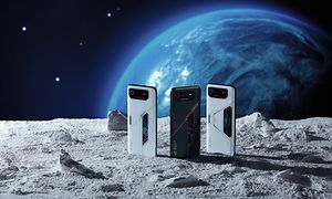 Tre forskjellige ROG-telefoner står på et steingrunn i verdensrommet med en planet i bakgrunnen
