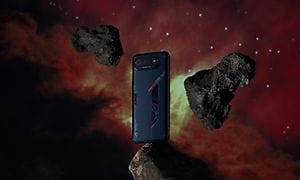 Svart ROG-telefon 6 står på en meteor i verdensrommet 