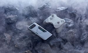 En hvit ROG Phone 6 som ligger på steiner med Kunai Gamepad-konsoll og kjølig luft rundt