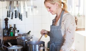 kvinne lager mat på et kjøkken