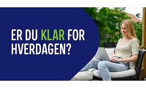 Er du klar for hverdagen-banner med norsk tekst og kvinne som jobber på en bærbar pc