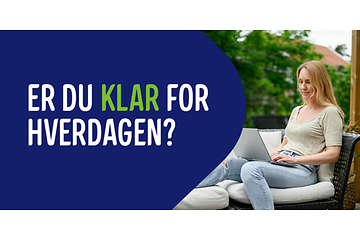 Er du klar for hverdagen-banner med norsk tekst og kvinne som jobber på en bærbar pc