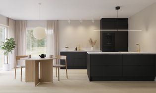 Epoq Pure Matt Black Kjøkken med hvit marmor benkeplate, øyløsning og et rundt spisebord