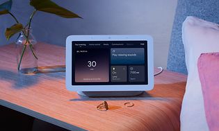 Google Nest på et nattbord som spiller beroligende lyder