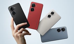En hånd med fire Asus Zenfone 9 i ulike farger