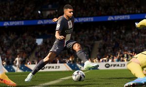 FIFA 23 - Mbappe spiller fotball på en stadion