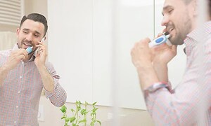 Mann som børster tennene på et bad