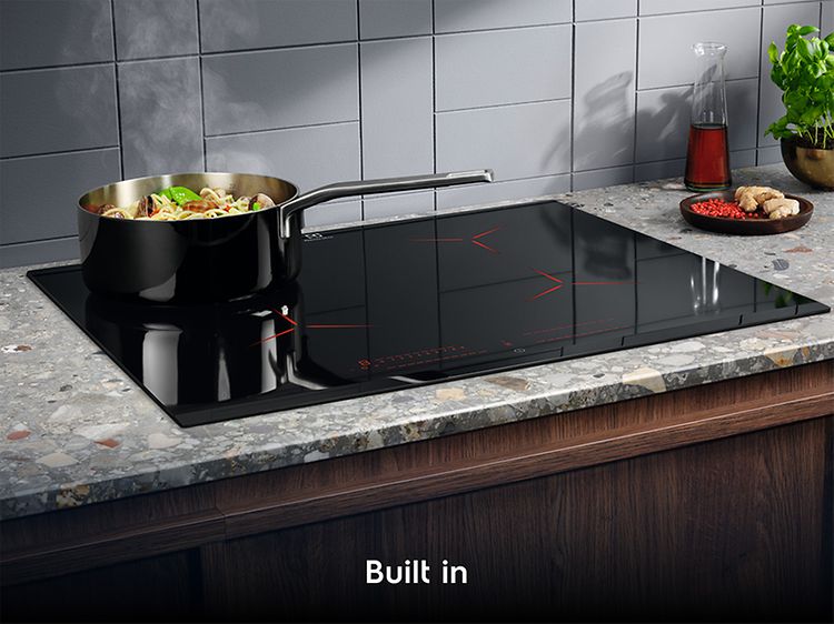 Electrolux innebygd platetopp og en karerolle fylt med mat