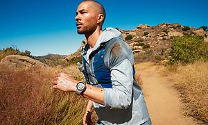 Mann med en Galaxy Watch 5 Pro på armen