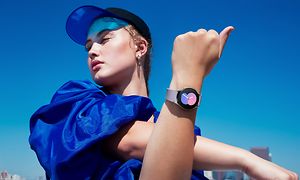 Jente med Galaxy Watch5 på armen